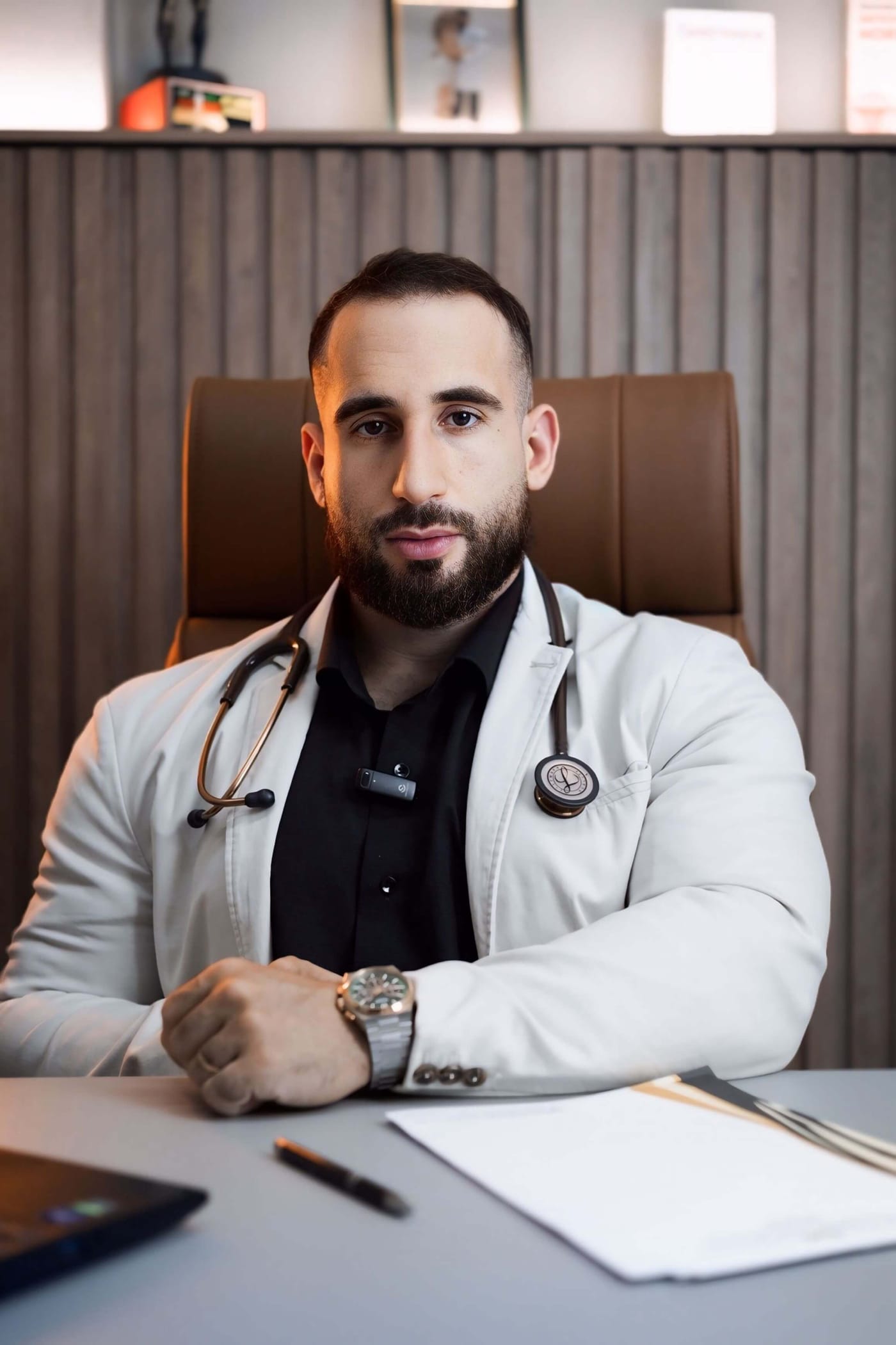 Dr. Gabriel Vaz Bueno em seu consultório na GVB Clínica